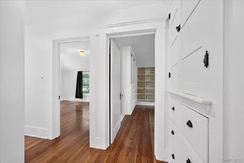 Entry Way - 27108 E River Rd, Grosse Ile, MI 48138 photo 3 of 4