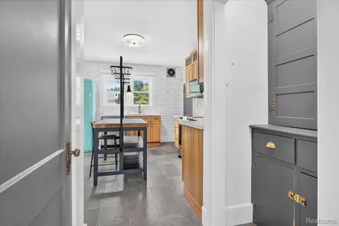 Entry Way - 27108 E River Rd, Grosse Ile, MI 48138 photo 1 of 4