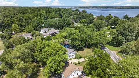 View/Area - 27108 E River Rd, Grosse Ile, MI 48138 photo 3 of 8