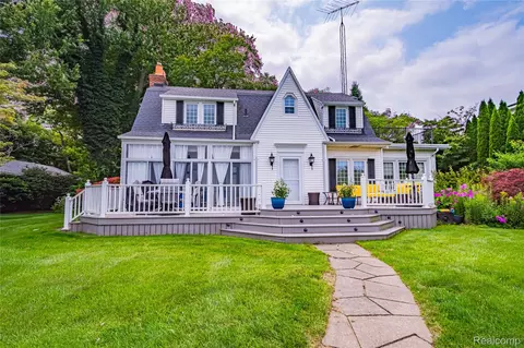 5630 Lakeshore Rd, Fort Gratiot, MI 48059