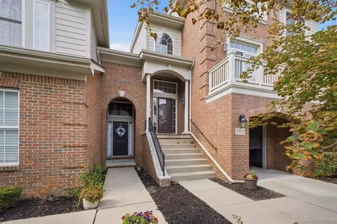 37576 Newburgh Park Cir, Livonia, MI 48152