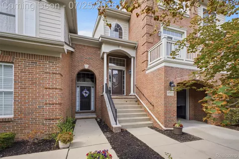 37576 Newburgh Park Cir, Livonia, MI 48152