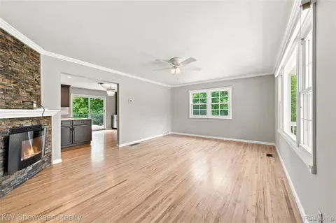 Living - 11343 Eagle Rd, Springfield, MI 48350 photo 2 of 4