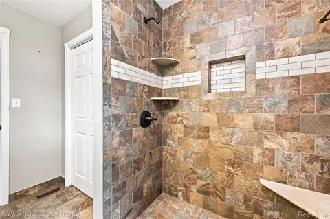 Bath - 11343 Eagle Rd, Springfield, MI 48350 photo 2 of 3