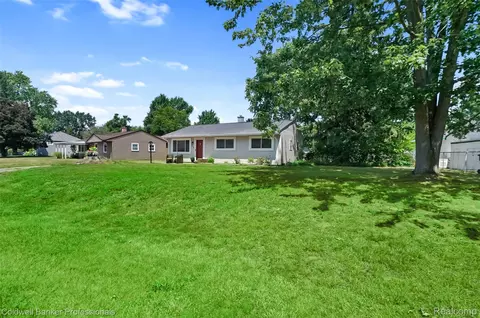2436 Toby Rd, Orion, MI 48359