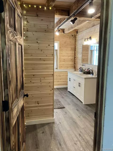 Bath - 3395 Raspberry Ln, Munising, MI 49862 photo 4 of 5
