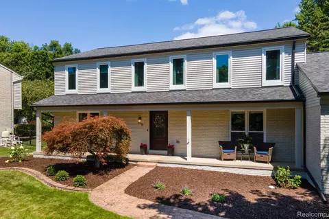 1120 Hackberry Cir, Rochester Hills, MI 48309