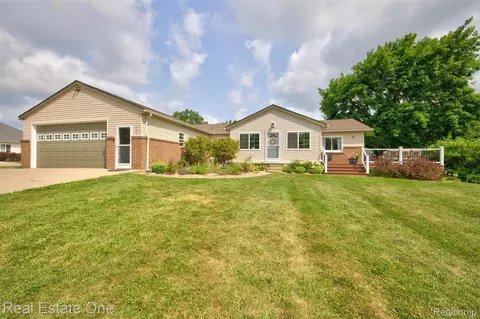 1136 Brauer Rd, Oxford, MI 48371