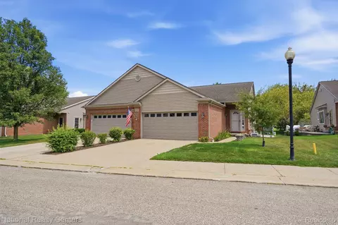 809 Chelsea Ridge Ct, Howell, MI 48843