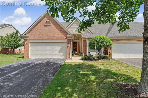 5517 Elmhurst Dr #27, Trenton, MI 48183
