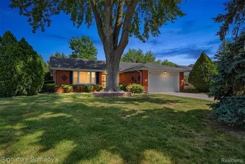 6344 Campus Dr, Dearborn Heights, MI 48127
