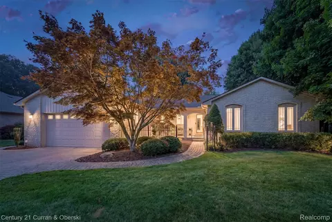 15389 Lakeside St, Plymouth, MI 48170