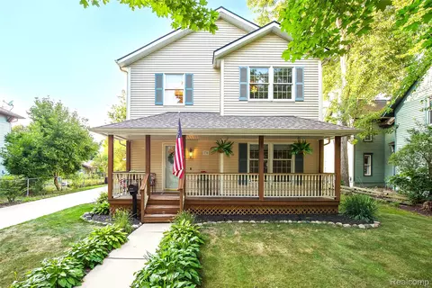 230 W Lake St, South Lyon, MI 48178