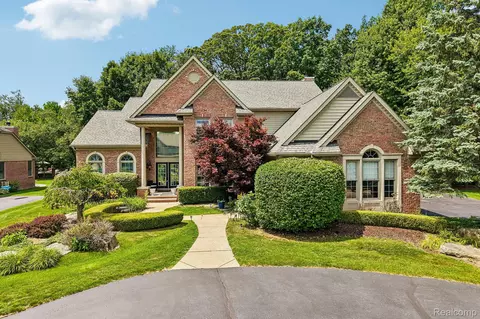 4500 Boxwood Ct, Oakland, MI 48306