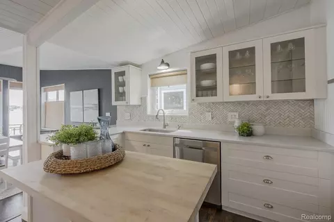 Kitchen - 10470 King Rd, Springfield, MI 48350 photo 2 of 7