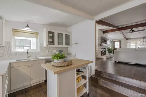 Kitchen - 10470 King Rd, Springfield, MI 48350 photo 6 of 7