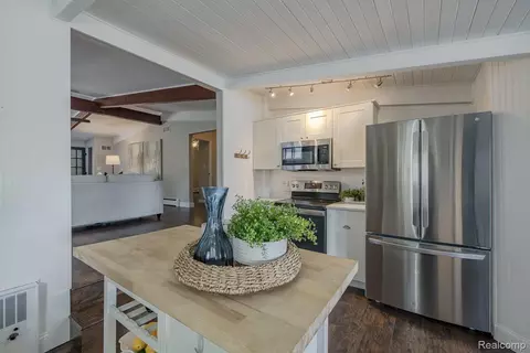 Kitchen - 10470 King Rd, Springfield, MI 48350 photo 5 of 7