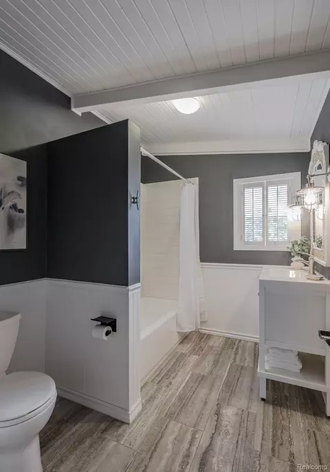Bath - 10470 King Rd, Springfield, MI 48350 photo 4 of 7