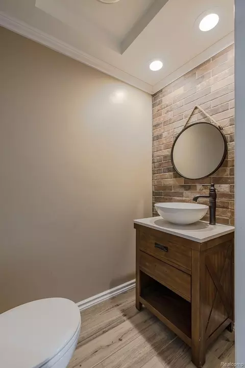 Bath - 10470 King Rd, Springfield, MI 48350 photo 1 of 7