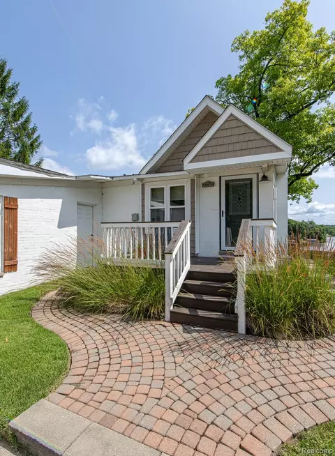 Exterior - 10470 King Rd, Springfield, MI 48350 photo 2 of 12