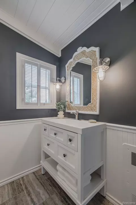 Bath - 10470 King Rd, Springfield, MI 48350 photo 5 of 7