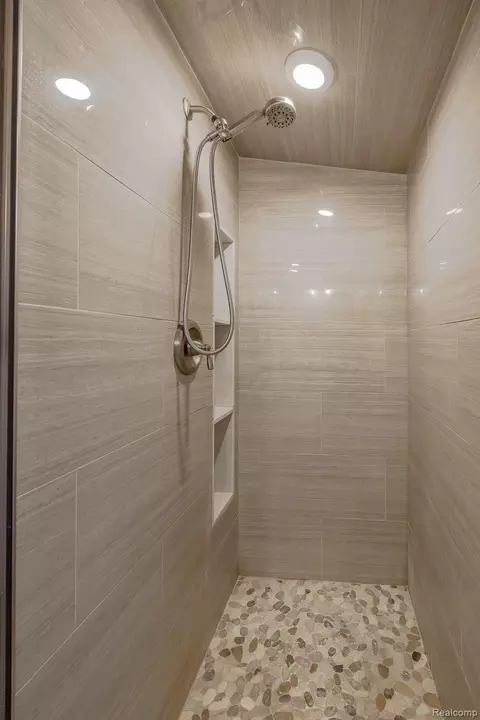 Bath - 10470 King Rd, Springfield, MI 48350 photo 3 of 7