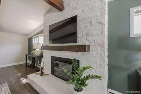 Living - 10470 King Rd, Springfield, MI 48350 photo 2 of 2