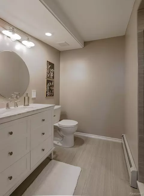 Bath - 10470 King Rd, Springfield, MI 48350 photo 2 of 7