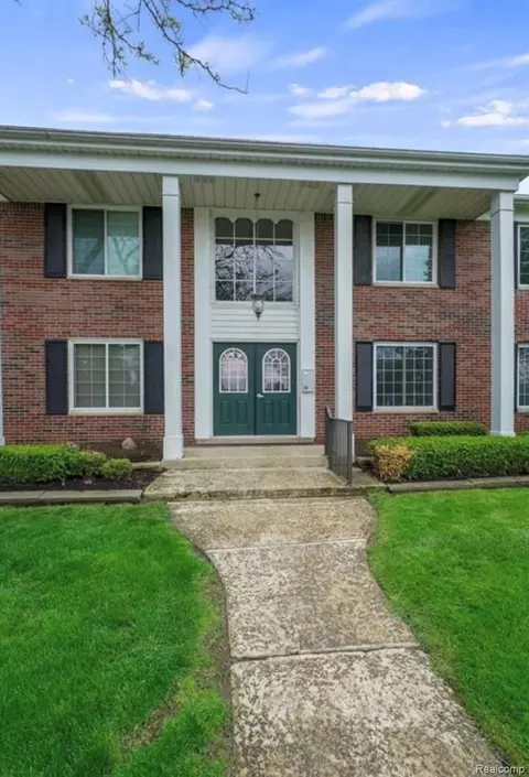 2472 Mulberry Sq #22, Bloomfield Hills, MI 48302