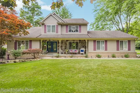420 Rosario Ln, White Lake, MI 48386