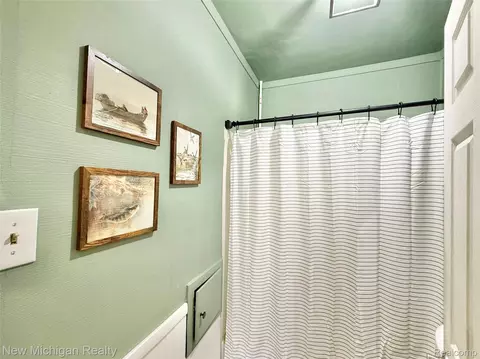 Bath - 4301 Menton St, Flint, MI 48507 photo 1 of 2