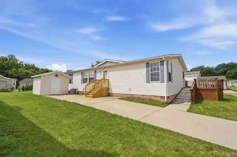 11784 Stoneridge Ct, Green Oak, MI 48178