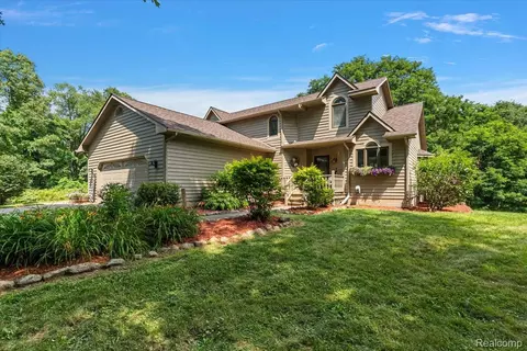 1650 Cobblestone Ln, Oxford, MI 48371