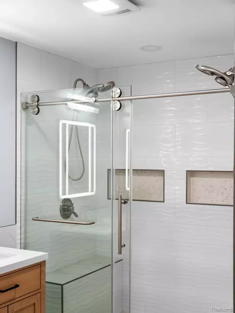 Bath - 6677 Circle Dr, Hamilton, MI 48625 photo 5 of 6