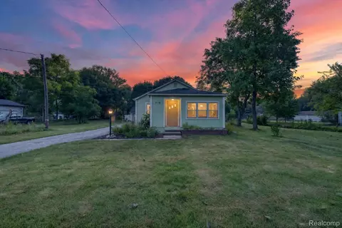915 Olive St, Oxford, MI 48371