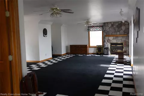 Living - 2715 Cash Rd, Watertown, MI 48401 photo 6 of 7