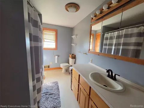 Bath - 2715 Cash Rd, Watertown, MI 48401 photo 1 of 5