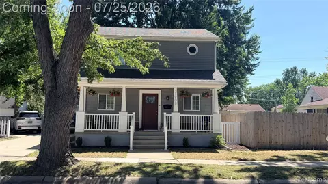 21908 Rosedale St, Saint Clair Shores, MI 48080