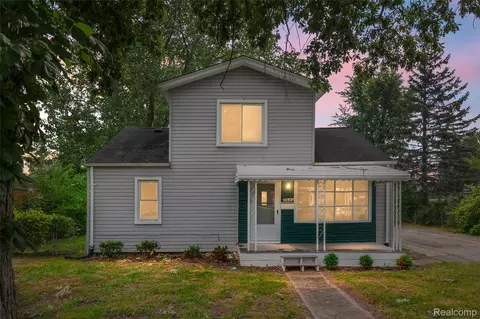 5850 Deering St, Garden City, MI 48135