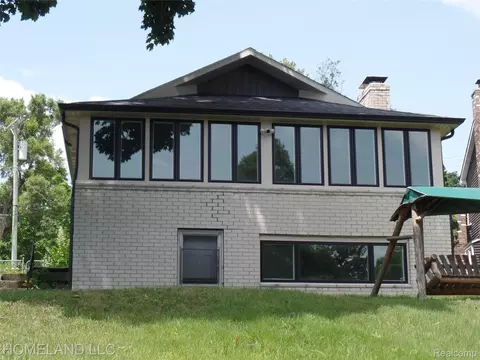 4039 Lotus Dr, Waterford, MI 48329