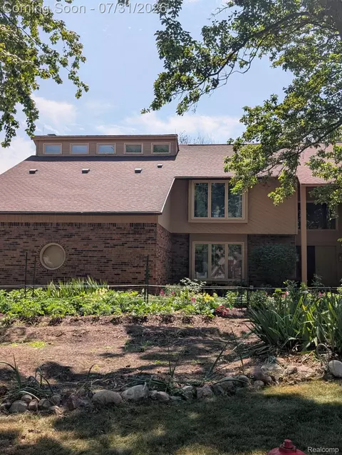 2509 Munster Rd, Rochester Hills, MI 48309