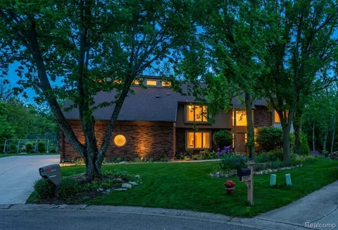 2509 Munster Rd, Rochester Hills, MI 48309