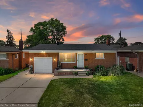 22444 Wildwood St, Saint Clair Shores, MI 48081