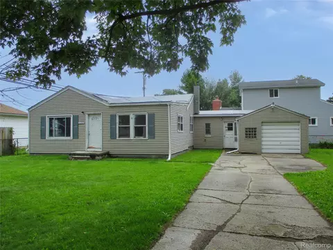 16319 Curtis St, Roseville, MI 48066