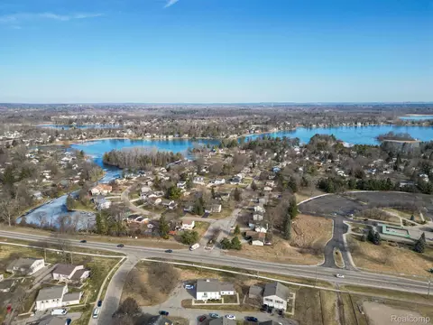 View/Area - 2605 Thornbrier Ct, Orion, MI 48360 photo 2 of 2