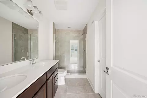 Bath - 1016 Pine Tree Ln, Troy, MI 48085 photo 2 of 3