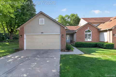 226 Crestlawn Dr, Northfield, MI 48189