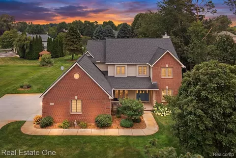 61542 Brookway Dr, Lyon, MI 48178