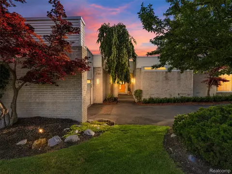 1756 Alexander Dr, Bloomfield Hills, MI 48302