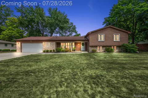 7435 Saint Auburn Dr, Bloomfield Hills, MI 48301